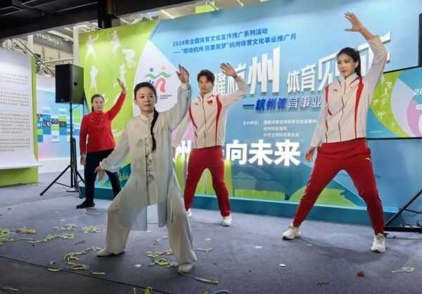 三位奧運冠軍進(jìn)行陳式太極拳表演。 人民網(wǎng)記者 楊磊攝