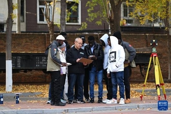 在天津鐵道職業(yè)技術學院，老師指導幾內亞學員使用測距儀器（11月11日攝）。新華社記者 李然 攝