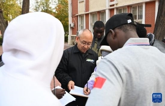 在天津鐵道職業(yè)技術學院，老師指導幾內亞學員使用測距儀器（11月11日攝）。新華社記者 李然 攝