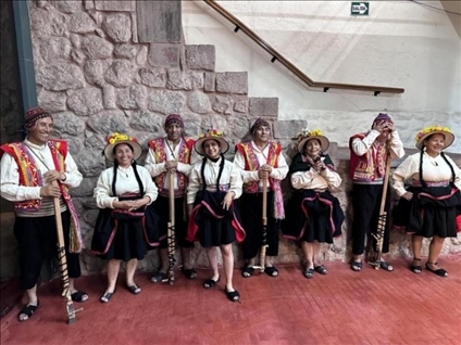 身著傳統(tǒng)服飾的秘魯藝人。本報記者 張朋輝 攝