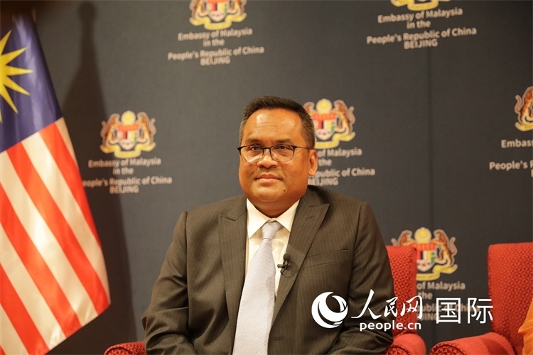 馬來西亞駐華大使諾曼在11月12日召開的記者見面會(huì)上回答記者提問。人民網(wǎng) 王婧攝