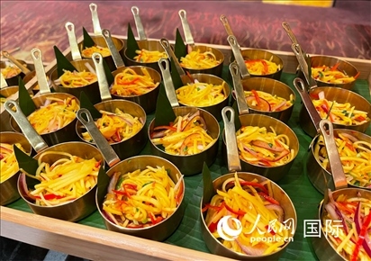 馬來西亞美食節(jié)現(xiàn)場(chǎng)準(zhǔn)備的美食。人民網(wǎng) 王婧攝