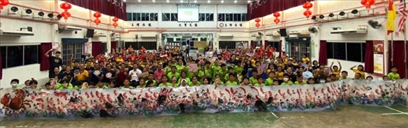 在工作坊導(dǎo)師的指導(dǎo)下，三校200余名學(xué)生共同完成了一幅長達(dá)80尺的水墨畫作。主辦方供圖