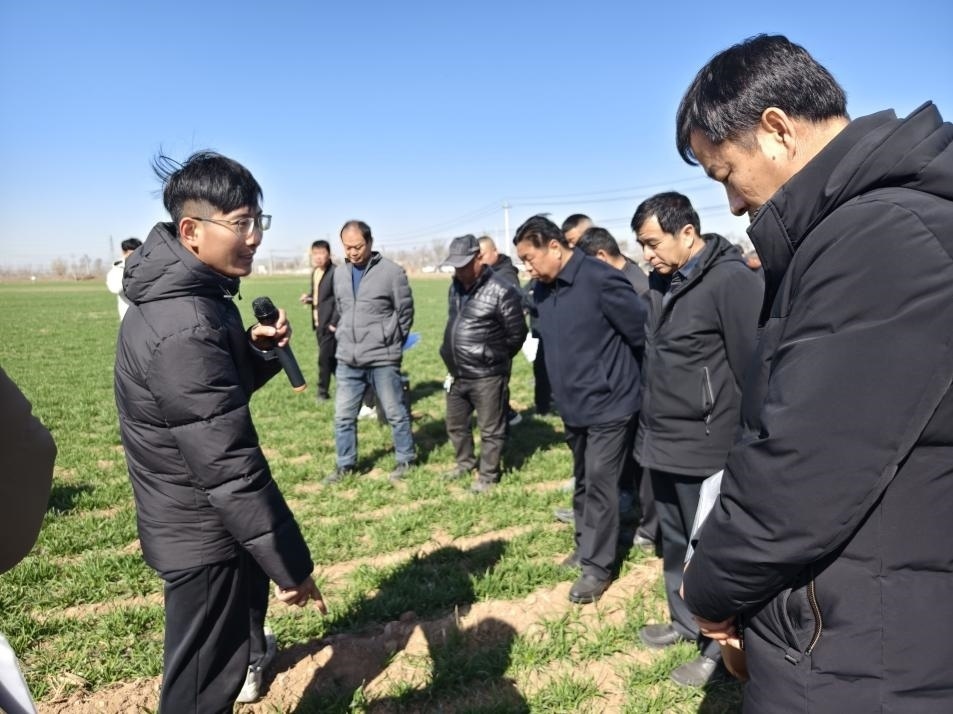 科技小院的“學(xué)生專家”（左一）。受訪者供圖