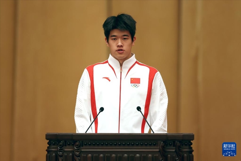 11月15日，游泳運(yùn)動(dòng)員潘展樂(lè)在報(bào)告會(huì)上發(fā)言。新華社記者 李明 攝