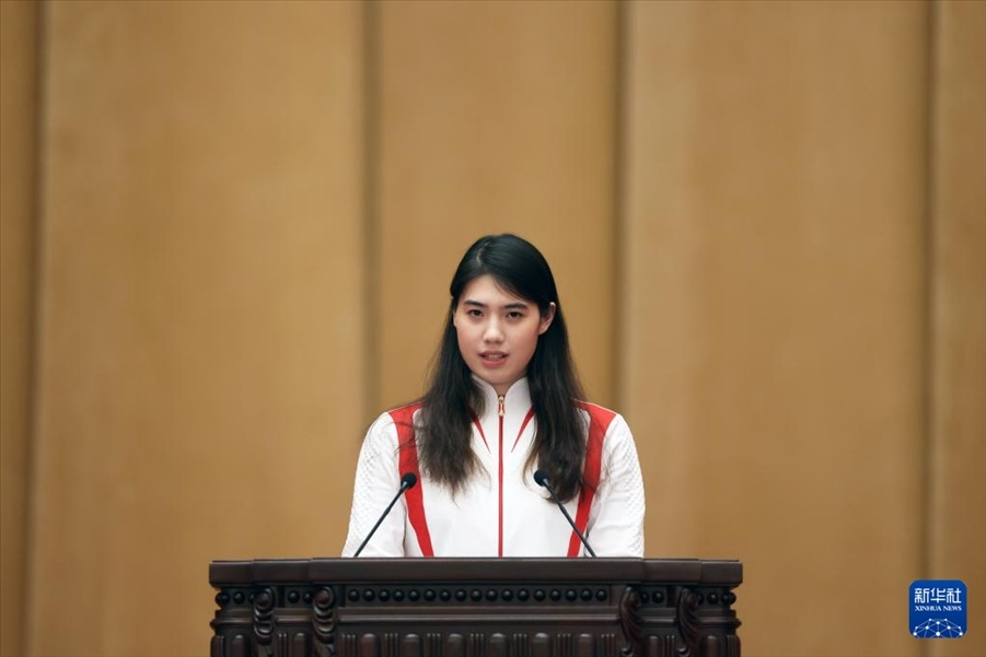 11月15日，游泳運(yùn)動(dòng)員張雨霏在報(bào)告會(huì)上發(fā)言。新華社記者 李明 攝