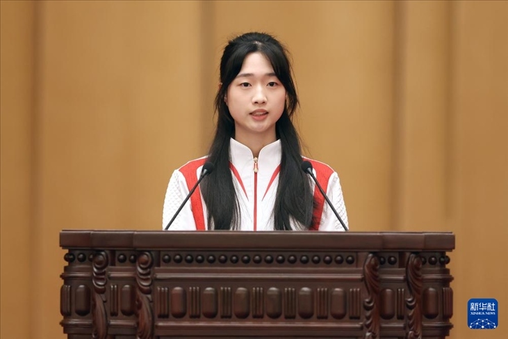 11月15日，射擊運(yùn)動(dòng)員黃雨婷在報(bào)告會(huì)上發(fā)言。新華社記者 李明 攝