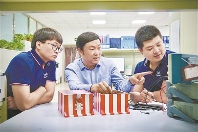 中北大學(xué)極端環(huán)境特種傳感與測試創(chuàng)新研究團(tuán)隊(duì)成員正在圍繞近期發(fā)射任務(wù)進(jìn)行產(chǎn)品研發(fā)。受訪單位供圖