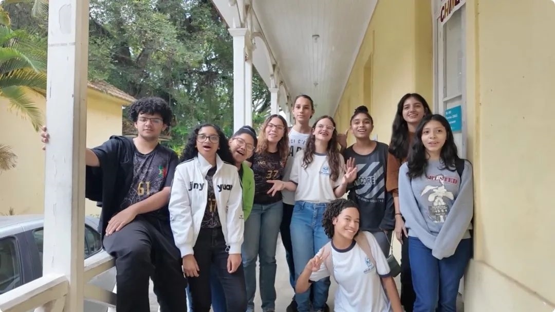 學(xué)生們用中文跟島叔問好。作者供圖