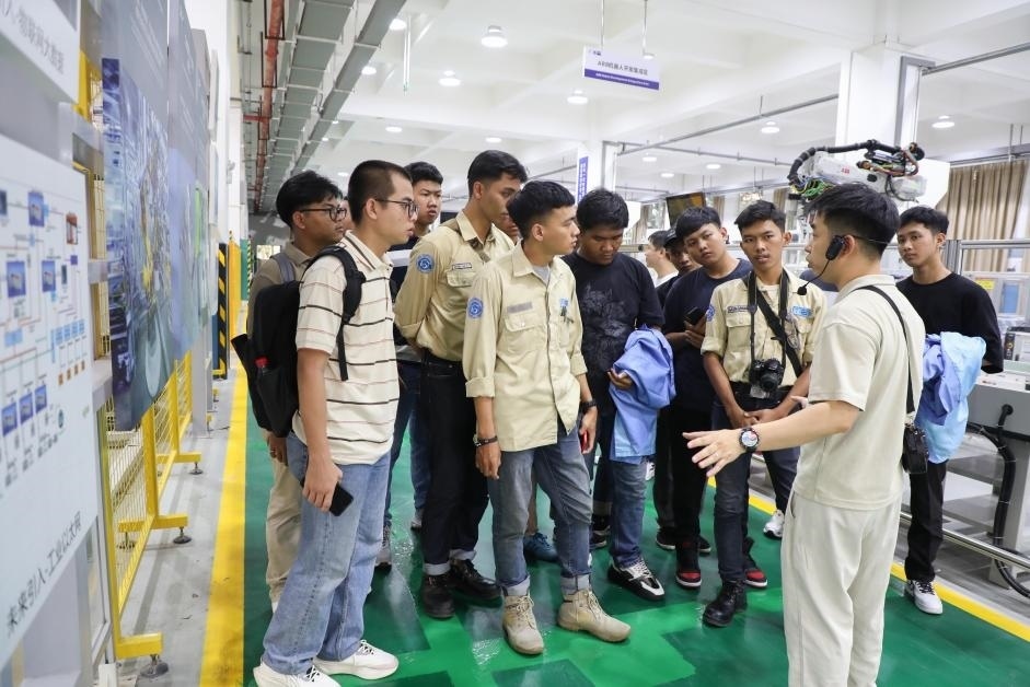 來華留學(xué)生在工程實(shí)踐中心上課。教育部職業(yè)教育與成人教育司供圖