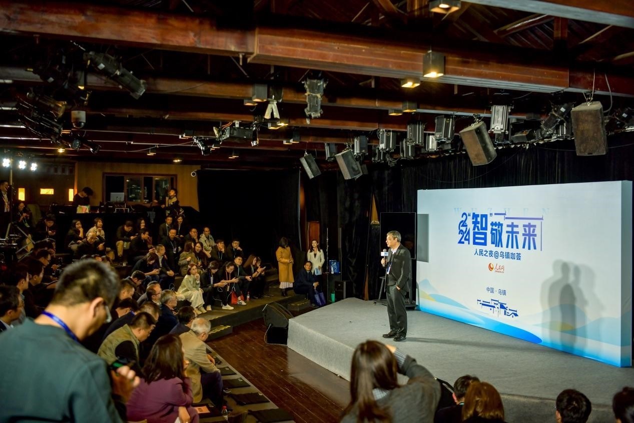 在開場環(huán)節(jié)，清華大學(xué)人工智能研究院常務(wù)副院長、教授孫茂松發(fā)言分享。人民網(wǎng)記者 任峰濤攝