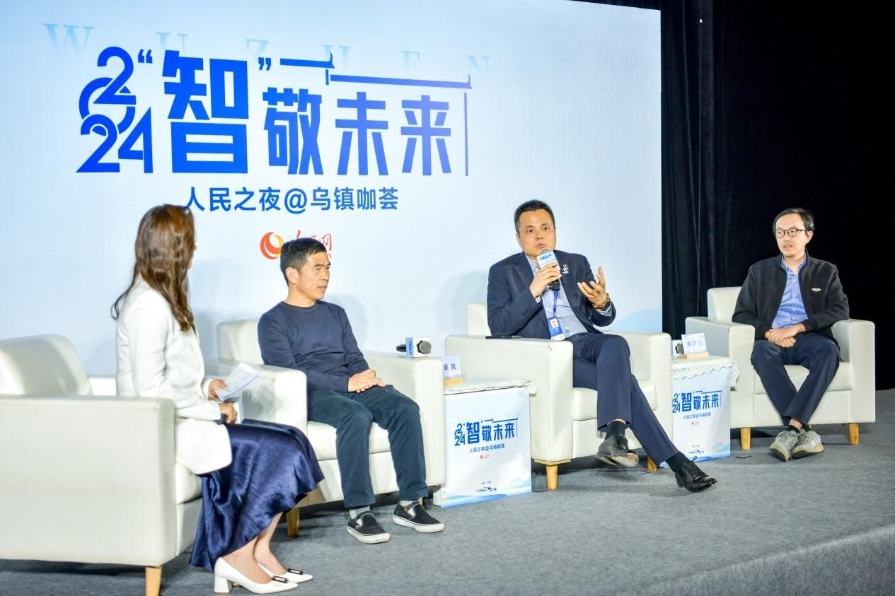 在對話環(huán)節(jié)，之江實驗室高級研究專家潘愛民、伏羲智庫創(chuàng)始人李曉東、麒麟軟件副總經(jīng)理李震寧探討“‘百模大戰(zhàn)’將卷向何方”。人民網(wǎng)記者 任峰濤攝