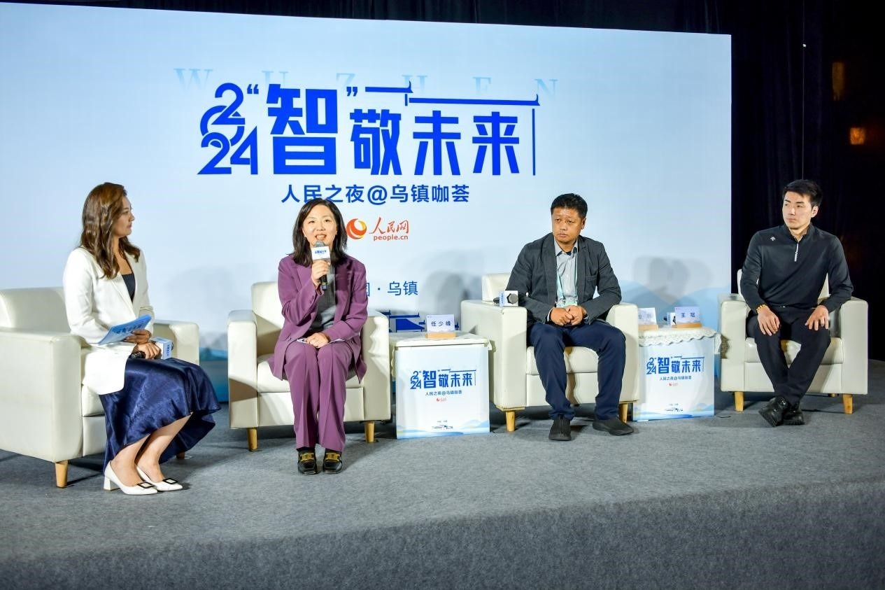 在對話環(huán)節(jié)，趣丸科技總編輯、副總裁任少峰，星云智慧機(jī)器人CEO李明，可之教育大模型創(chuàng)始人王冠討論“人工智能如何惠及大眾”。人民網(wǎng)記者 任峰濤攝