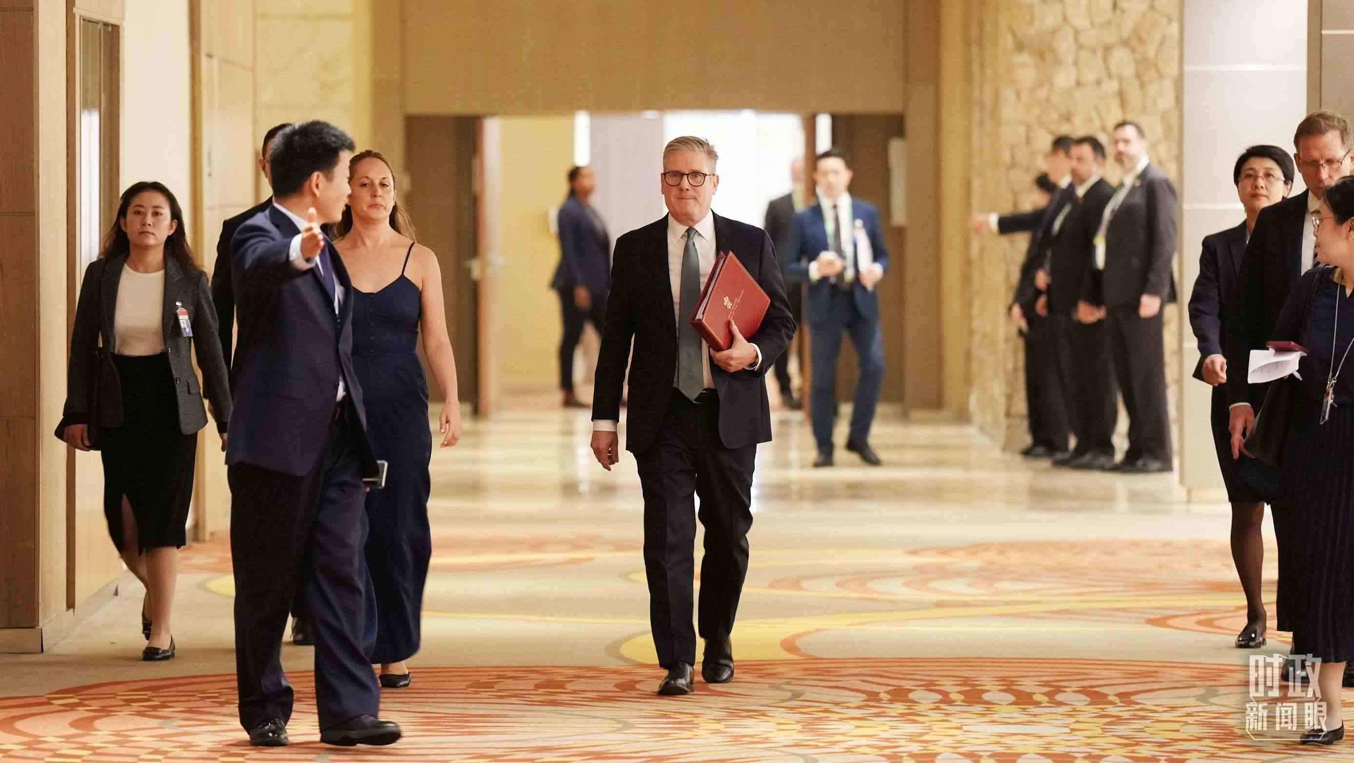 英國首相斯塔默抵達會見現場，這是他首次同習主席面對面交流。