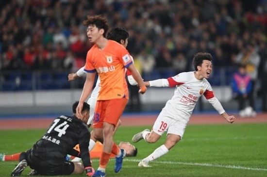 11月23日，上海海港隊球員王振澳（右）慶祝進(jìn)球。新華社記者 黃宗治 攝