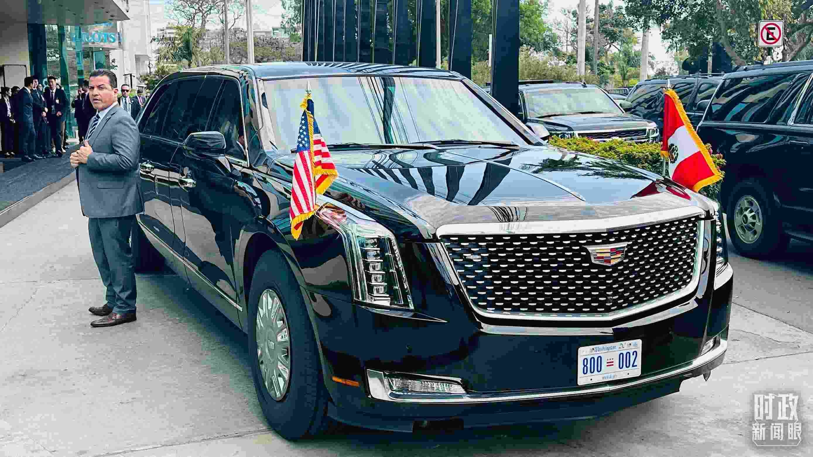 美國總統(tǒng)拜登乘車抵達中美元首會晤現場。（總臺央視記者范一鳴拍攝）
