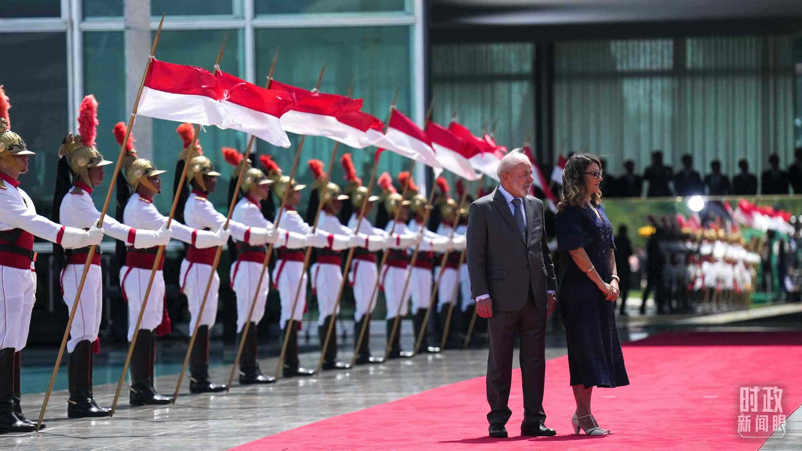 巴西總統(tǒng)盧拉和夫人羅桑等候習主席到來。