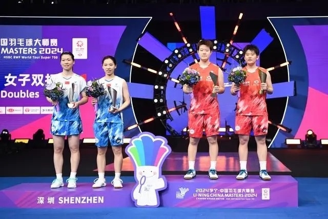 11月24日，劉圣書（右二）/譚寧（右一）與李怡婧/羅徐敏（左一）在頒獎(jiǎng)臺(tái)上合影。新華社記者 梁旭攝