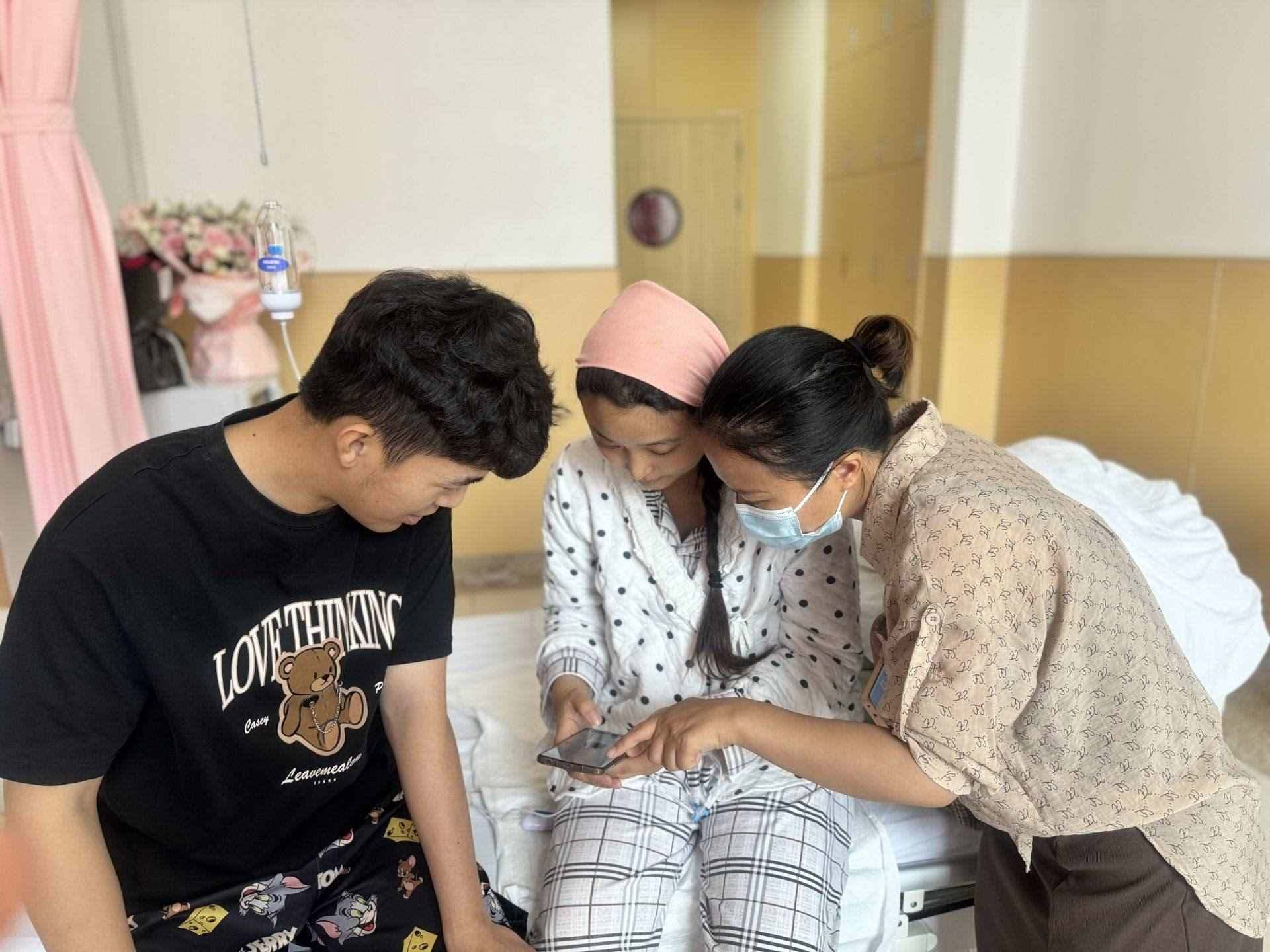 新生兒家庭通過手機(jī)辦理新生兒出生“一件事”。安徽省數(shù)據(jù)資源管理局供圖