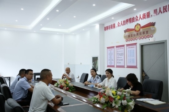 榕江縣稅務(wù)局在園區(qū)協(xié)商議事室協(xié)調(diào)解決企業(yè)訴求。黔東南州稅務(wù)局供圖