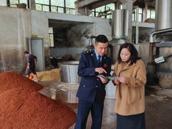 鎮(zhèn)遠(yuǎn)縣稅務(wù)局在酒企宣傳調(diào)研。黔東南州稅務(wù)局供圖