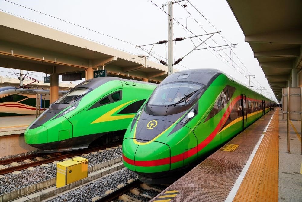 截至2024年7月5日，中老鐵路國際旅客列車?yán)塾?jì)開行滿1000列，極大地便利了沿線民眾出行。