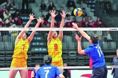 11月27日，山東隊(duì)球員李晨瑄（中）、李美君（左）在比賽中攔網(wǎng)。新華社發(fā)