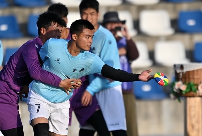 11月28日，花炮半決賽，廣西隊與海南隊展開激烈角逐。新華社記者 郭程攝