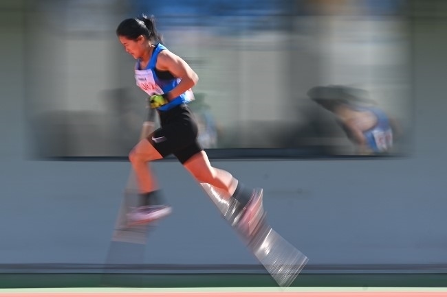 11月28日，海南隊選手吳明芬在高腳競速比賽中。新華社記者 杜子璇攝