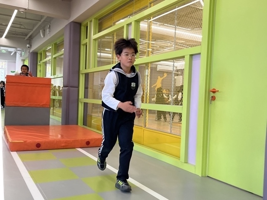 學生在南樓二層的體能教師訓練。人民網(wǎng)記者孫競 攝