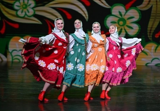 6月22日，2024-2025“中俄文化年”海南島歡樂節(jié)俄羅斯藝術(shù)團(tuán)體巡演在?？谑信e行。新華社記者郭程攝