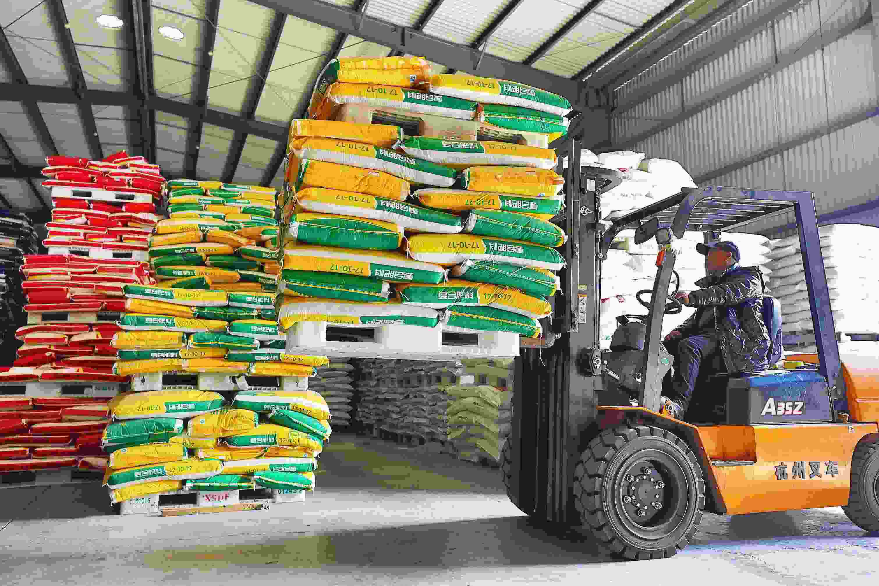 2023年2月15日，在浙江義烏供銷聯(lián)社的農(nóng)資貯存?zhèn)}庫(kù)，工作人員正在調(diào)運(yùn)復(fù)合肥料等農(nóng)資。