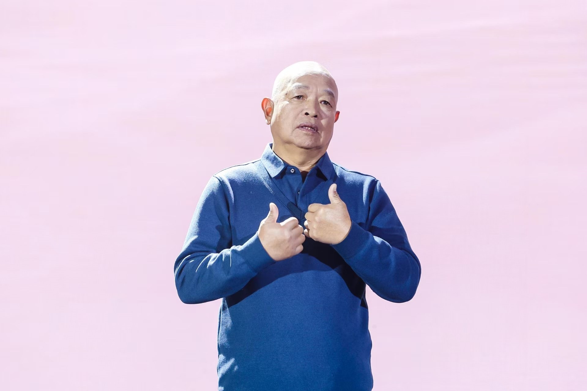 “山東好人”、煙臺(tái)市無(wú)聲洗車場(chǎng)經(jīng)理柳興濤。人民視頻供圖。