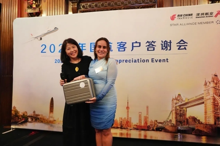 獲獎(jiǎng)嘉賓上臺(tái)領(lǐng)取精美獎(jiǎng)品。吳若鳴攝