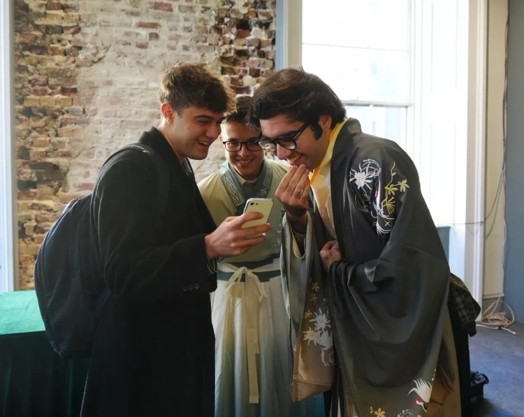 英國學(xué)生感受漢服魅力。吳若鳴攝