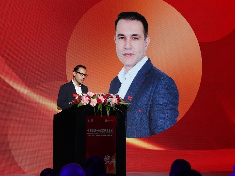 阿聯(lián)酋電信公司國際漫游與物聯(lián)網(wǎng)業(yè)務(wù)負(fù)責(zé)人賈瓦德·本塔賈爾致辭。中國聯(lián)通中東公司供圖