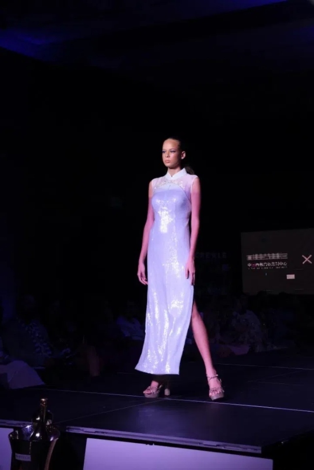 模特展示新中式禮服。顏李芳攝