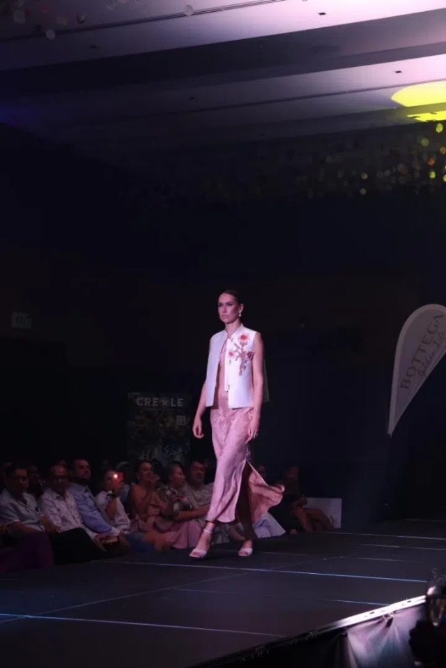 模特展示新中式禮服。顏李芳攝