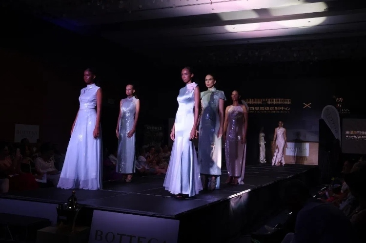 模特展示新中式禮服。顏李芳攝