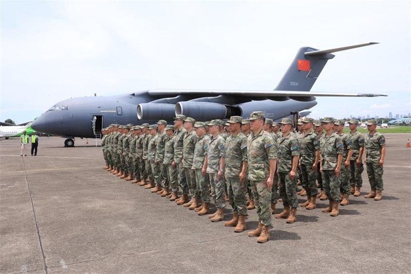 中方參演部隊(duì)搭乘運(yùn)—20運(yùn)輸機(jī)飛抵印尼國民軍空軍哈利姆機(jī)場。 龔勝祥攝