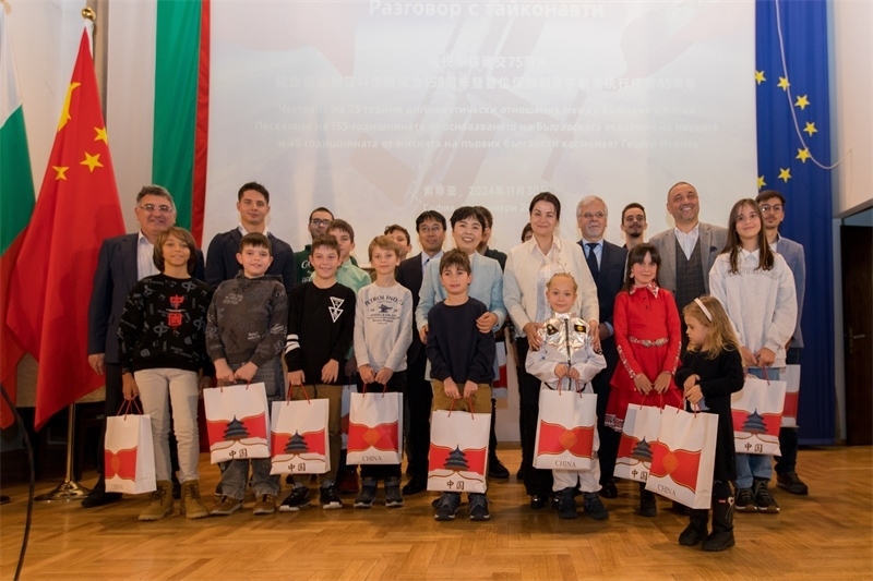 為保加利亞青少年頒發(fā)獎(jiǎng)品。中國(guó)駐保加利亞大使館供圖