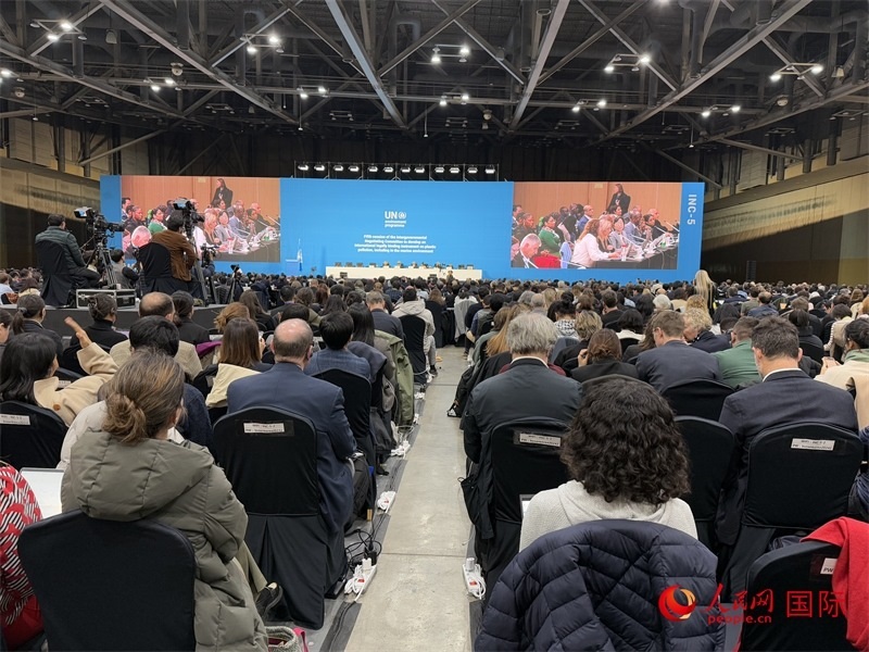 圖為塑料污染政府間談判委員會第五次會議現(xiàn)場。人民網(wǎng)記者 莽九晨攝