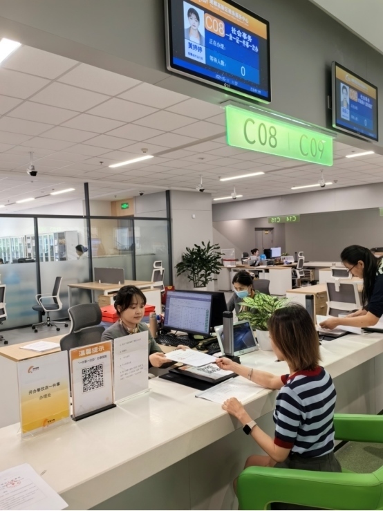 成都高新區(qū)“開辦餐飲店一件事”服務窗口。成都市市場監(jiān)督管理局供圖