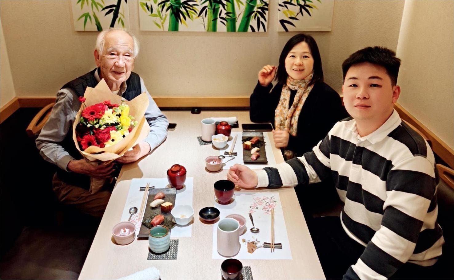 佐佐木俊一與彭林（中）、彭俊霖（右）在一起。