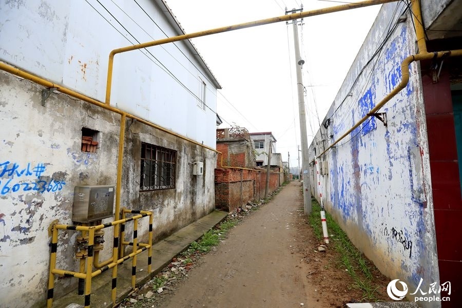 中燃公司在玉山鎮(zhèn)鋪設(shè)完工的燃?xì)夤芫W(wǎng)。人民網(wǎng)記者 慎志遠(yuǎn)攝