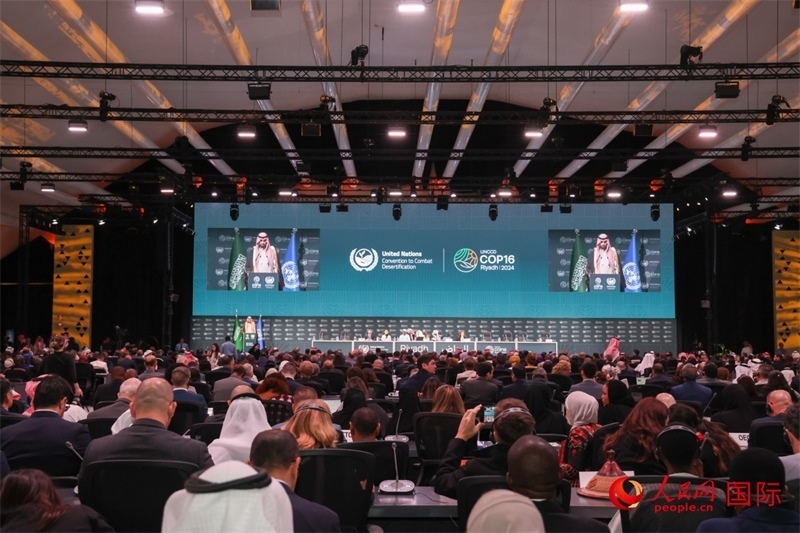 《聯(lián)合國防治荒漠化公約》第十六次締約方大會2日開幕。圖為開幕式現(xiàn)場。人民網(wǎng)記者任皓宇攝
