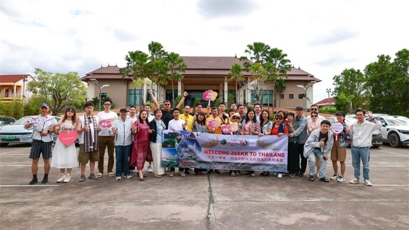 參與活動的中國游客與當(dāng)?shù)靥﹪撕嫌??；顒又鬓k方供圖