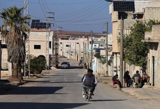 這是12月1日拍攝的敘利亞哈馬省北部一處城鎮(zhèn)街道。新華社發(fā)