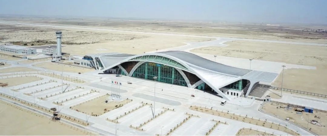 今年10月正式竣工的巴基斯坦瓜達爾新國際機場是中巴經(jīng)濟走廊建設(shè)進一步走向深入的重要標(biāo)志，有力推動中巴經(jīng)濟走廊建設(shè)成為高質(zhì)量共建“一帶一路”的示范性項目。圖為瓜達爾新國際機場。艾哈邁德·卡邁勒 攝（新華社發(fā)）