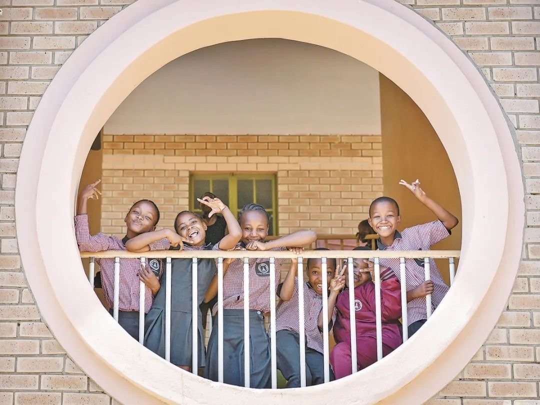 位于博茨瓦納南部的莫帕尼小學(xué)是中國援建的現(xiàn)代化學(xué)校，當(dāng)?shù)貎和慕逃龡l件因此得到改善。圖為莫帕尼小學(xué)課間休息的學(xué)生們。新華社記者 韓旭 攝